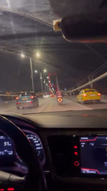 İstanbul - 15 Temmuz Şehitler köprüsünde iki otomobil lodosa karşı motokuryeye siper oldu