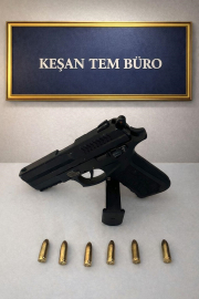 Arkadaşını ziyarete geldiği hastanede üzerinde silahla yakalandı