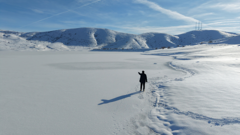 Sivas'ta Yıldız Göleti'nin yüzeyi buz tuttu