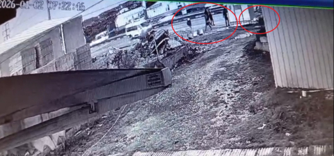 Zincirleme kazada durağa dalan otomobilin altında kalmaktan son anda kaçarak kurtuldular