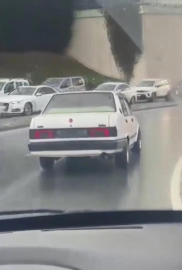 İstanbul - İstanbul trafiğinde plakasız ve aynasız 2 araç böyle ilerledi