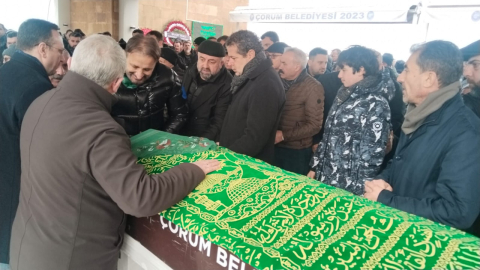 Gazeteci Cüneyt Özdemir'in annesi Çorum'da toprağa verildi