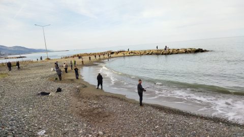 Balık kafesi yırtıldı, oltasını alan sahile koştu