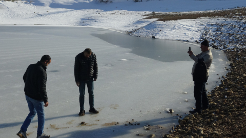 Donan göletin üzerinde hatıra fotoğrafı çektirdiler