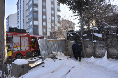 Yanan evde mahsur kalan kişiyi itfaiye erleri kurtardı