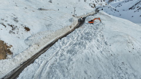 Çığ nedeniyle kapanan Van-Çatak kara yolunda ulaşım tek şeritten verilmeye başlandı