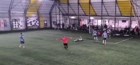 Halı sahada dili boğazına kaçan futbolcuyu maçın hakemi kurtardı
