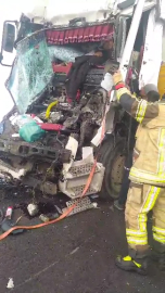 Park halindeki TIR’a çarpan TIR’ın şoförü ağır yaralandı