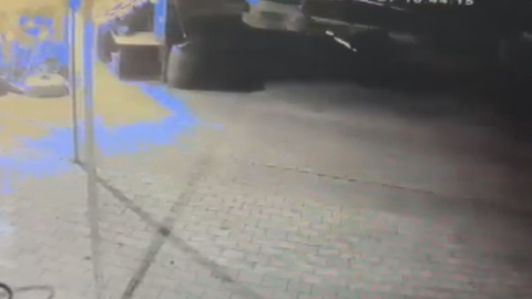 İstanbul - Arnavutköy'de cami avlusunda silahlı saldırıya uğrayan kişi yaralandı; olay kamerada