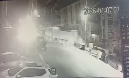 Kamyonla 3 araca çarpıp kaçtı; o anlar kamerada