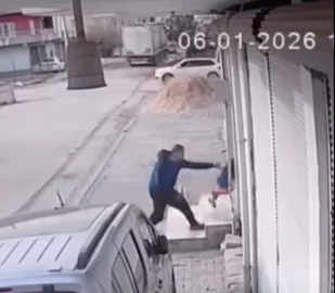 Sokakta kadın ve çocukları darbeden şüpheli gözaltına alındı