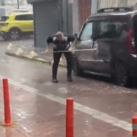 İstanbul - Zeytinburnu'nda yağışlı havayı fırsat bilen sürücü aracını yağmur suyuyla yıkadı