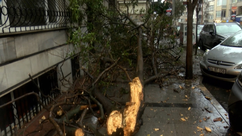 İstanbul - İstanbul'da fırtına çatıları uçurdu; göle dönen yolda araçlar güçlükle ilerledi