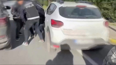İstanbul - Beylikdüzü'nde uyuşturucu operasyonu; durdurulan otomobilde 88 kilo madde ele geçirildi
