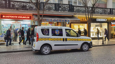 İstanbul- Eminönü'nde bulunan Doğubank iş hanına silahlı saldırı; kaçanlar iş yerine sığındı -2 / İş yeri sahibiyle röportaj