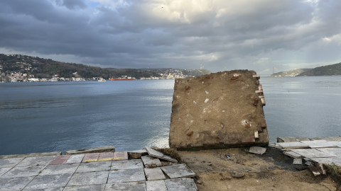 İstanbul - Sarıyer'de fırtına nedeniyle deniz feneri devrildi