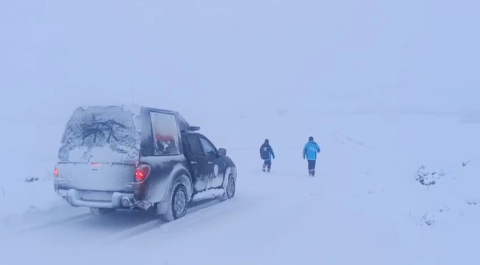Yolu kardan kapanan yerleşim yerlerine ulaşıp, 1 haftada 57 hastayı kurtardılar