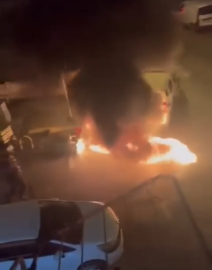 İstanbul - Pendik'te polisten kaçan şüpheli motosikletini ateşe verdi