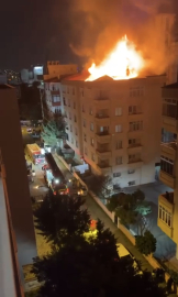 İstanbul - Kartal'da 5 katlı binanın çatısında çıkan yangın söndürüldü