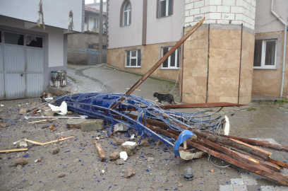 Manisa'da kuvvetli rüzgar nedeniyle çatılar uçtu, ağaçlar devrildi; 1 yaralı (3)