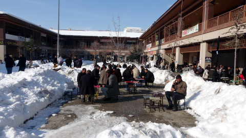 Kar kütlelerinin arasında masa kurup, çay içtiler