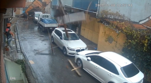 İstanbul - İstanbul’da fırtınada çatıların uçtuğu anlar kamerada; ölümden koşarak kurtuldu