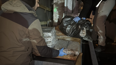 Ev eşyası yüklü kamyonette 40 kilogram esrar ele geçirildi