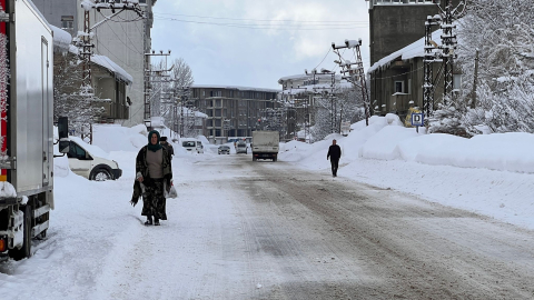 Hakkari'de 353 yerleşim yerinin yolu kardan kapandı