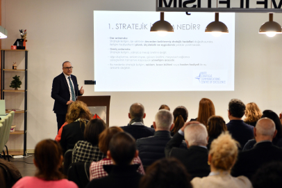 Doç. Dr. Bora Bayraktar, İKÜ’de stratejik iletişim ve kriz yönetimini anlattı