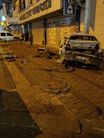 Kontrolden çıkan otomobil, park halindeki 4 araca çarptı; kaza anı kamerada