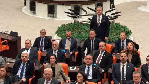 Özgür Özel'den, CHP'nin TBMM'deki 'Emekli nöbeti'ne destek