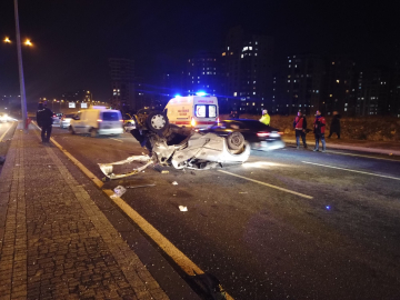 Takla atan otomobil, taksiyle çarpıştı; 3 yaralı