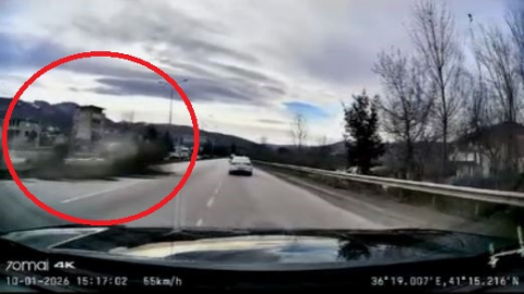 Takla atıp karşı yöne geçen otomobilin 2 araca çarptığı kaza kamerada: 4 yaralı