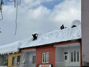 Beytüşşebap’ta çatılarda biriken karlar temizleniyor