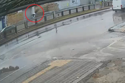 Yolun karşısına geçerken otomobilin çarptığı yaya öldü