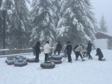 Kartepe’de kar keyfi; tatilciler şambrelle kaydı, kar topu oynadı / Ek fotoğraflar