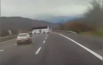 Otomobiliyle, 'U' dönüşü yapan otobüse çarpmaktan son anda kurtuldu