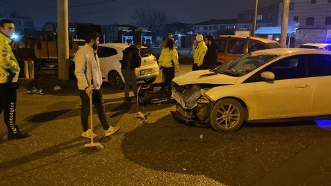 Bursa'da 2 otomobil çarpıştı: 2 yaralı