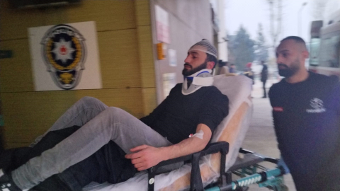 Kontrolden çıkan otomobil önce kaldırıma ardından ağaca çarptı: 2 yaralı