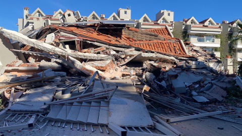 Marmaris'te tadilattaki 5 katlı apart otel çöktü