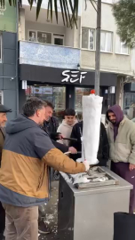 Bursa'da döner ustasından 'kardan döner' ikramı