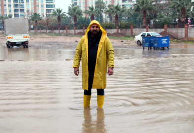 Rögarı olmayan sokak yağmur suyuyla doldu; sitede yaşayanlar yola taş döşeyip ulaşımı sağladı / Ek fotoğraflar