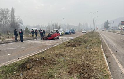 Ağaca çarpıp takla atan otomobilin sürücüsü yaralandı