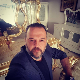 Hafif ticari araç, otomobilinin yanında bekleyen sürücü ile TIR'a çarptı: 1 ölü, 1 yaralı