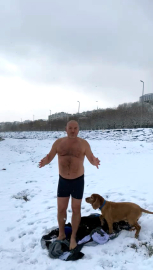 İstanbul - Avcılar'da karlı havaya aldırış etmeden köpeğiyle beraber denizde yüzdü