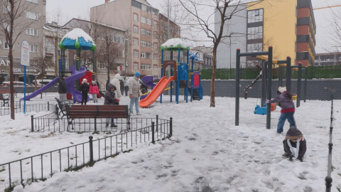 İstanbul- İstanbul'da kar etkili oldu; çocuklar keyfini çıkardı