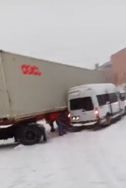 İstanbul- Bağcılar ve Bahçelievler'de kar nedeniyle araçlar yolda kaldı; bazı araçlar kaza yaptı