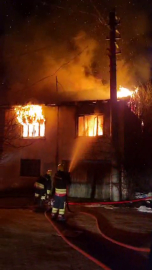 2 katlı ev alev alev yandı