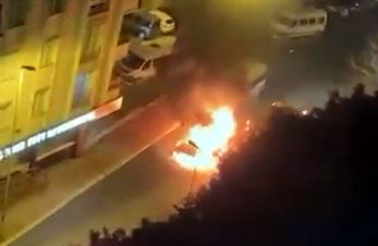 İstanbul - Esenyurt'ta park halindeki otomobil alev alev yandı