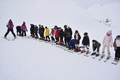 Bitlis’te öğrencilere kayak eğitimi